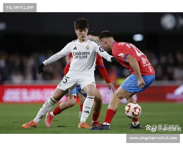 埃弗顿霍尔禁区线兜射直挂死角，德利赫特封堵未果